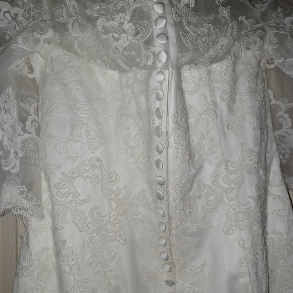 Wedding gown - Picture 5 of 5